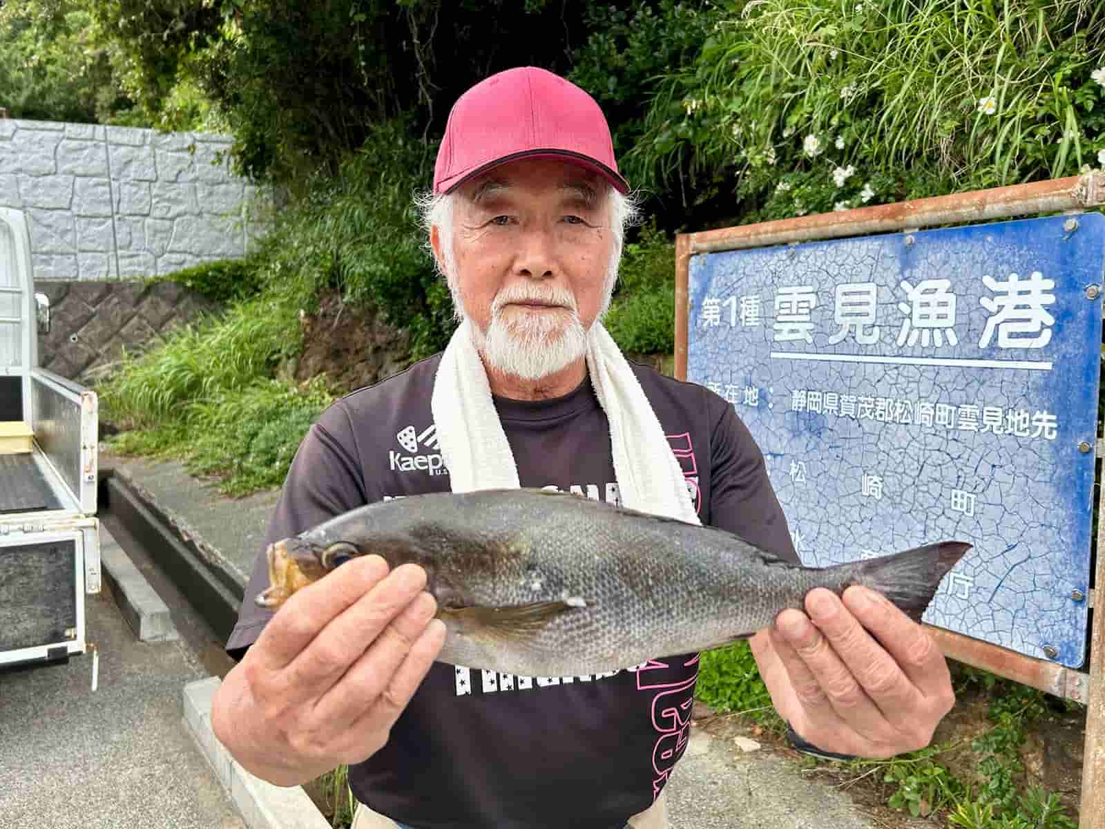 会長は40cmにせまるイサキを釣り上げた。 ©釣りビジョン