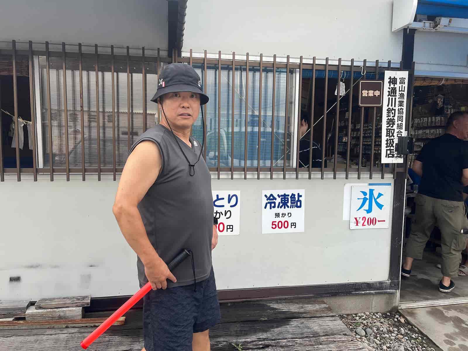 朝から大盛況!いつも元気に迎えてくれるフィッシング吉井さんに来ると富山に来たな〜と実感!ポイントのアドバイスも。 ©釣りビジョン