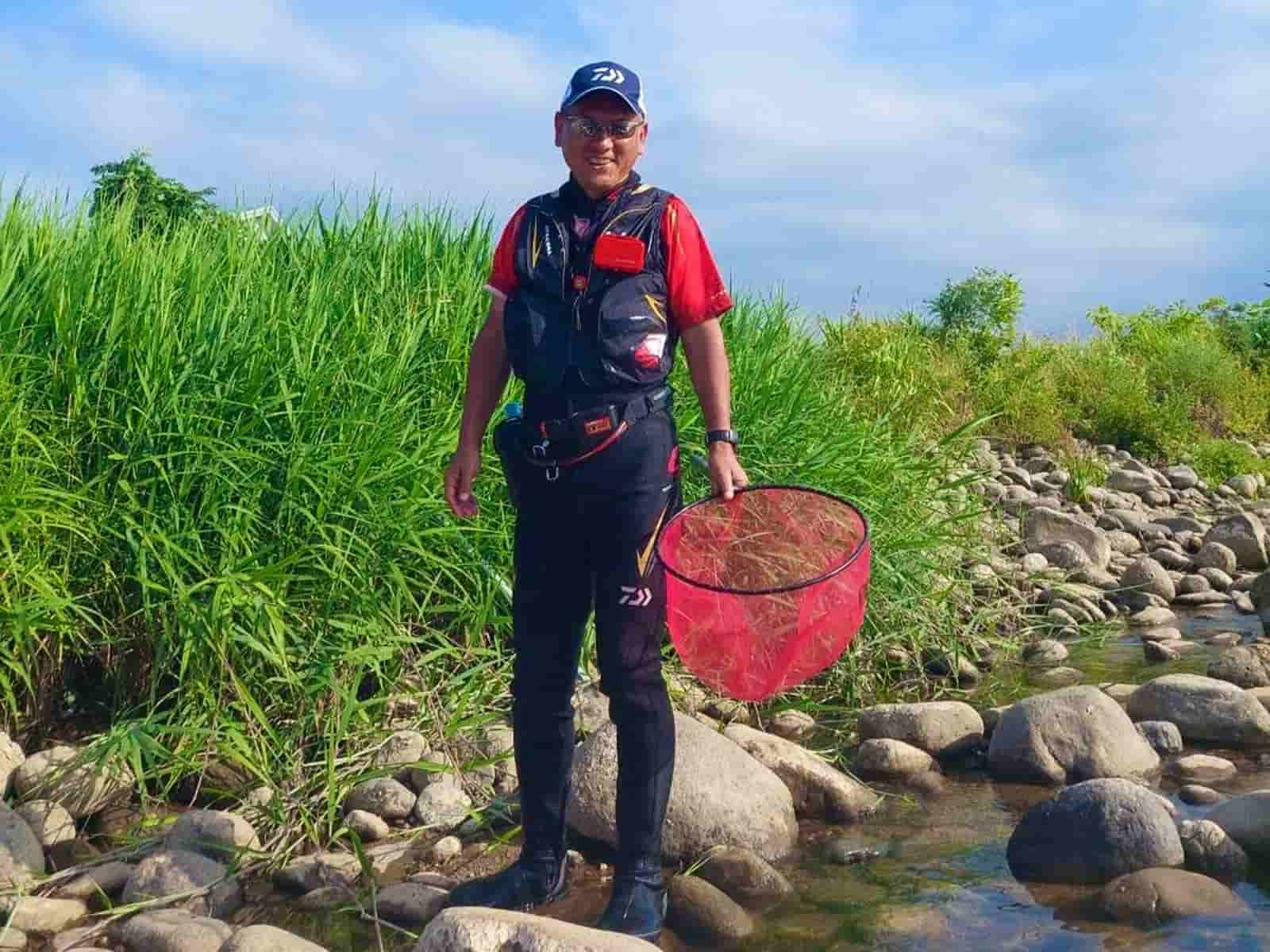 先輩は左岸立ちで流れの芯を狙い数を伸ばした!流石です! ©釣りビジョン