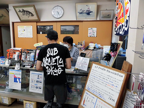 店奥のカウンターで乗船料の支払い