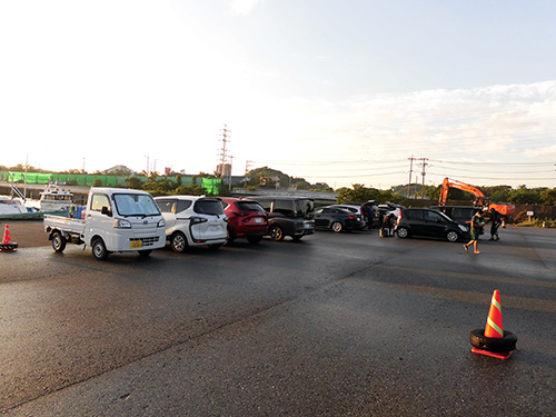 船着場でスタッフの指示に従い駐車を