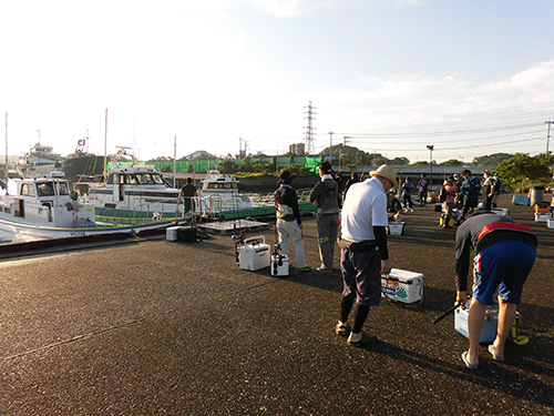 番号札の順に乗船、好みの釣り座へ