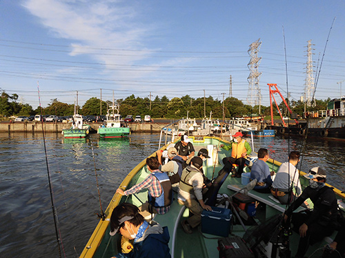 沖堤防への渡船の釣り人も乗せて出船
