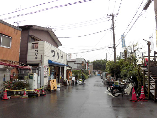 船宿目の前の階段を上れば桟橋