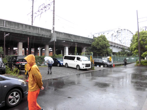 産業道路沿いに駐車場がある。黄色の看板が目印