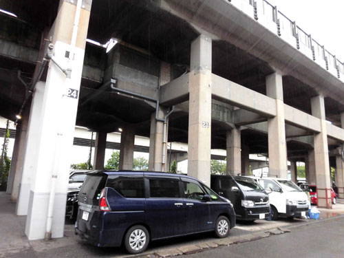 こちらにも駐車場があるので余裕は十分