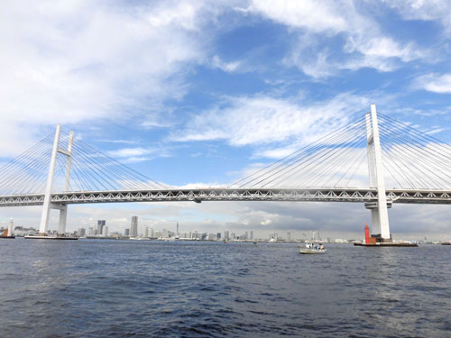ベイブリッジの背景に横浜みなとみらいの街並み