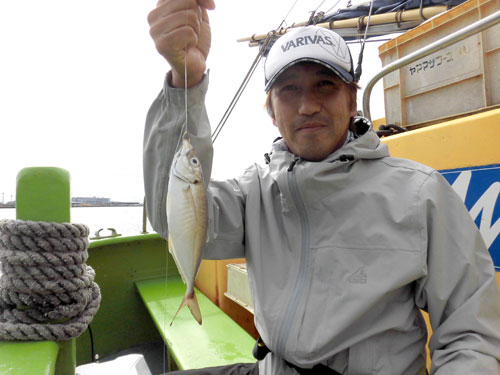 姉弟で釣りに来て良型アジをゲット