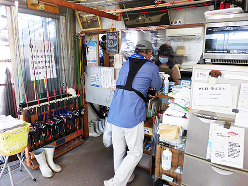広々とした受け付け、レンタル道具も充実している