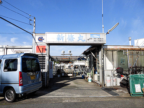 この玄関をくぐって受け付けへ