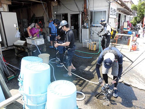 船宿に戻ってタックルをざっと水洗い