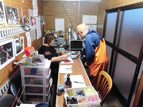 乗船名簿を記入、乗船料を支払う