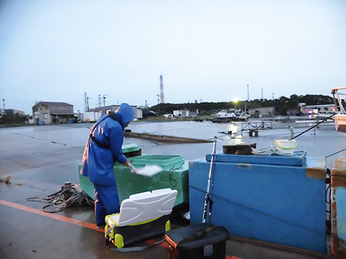 船の手前でセルフで氷を貰う