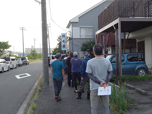 間隔を保ち受け付け開始を待つ