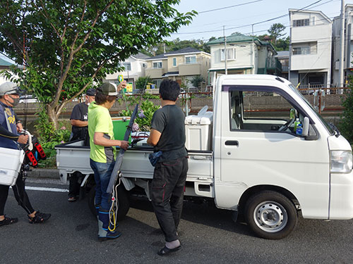 荷物は船まで運んでくれる