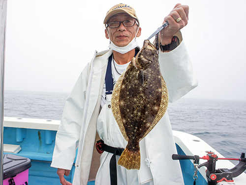 左舷トモのお客さん、ライトタックルで仕留めた