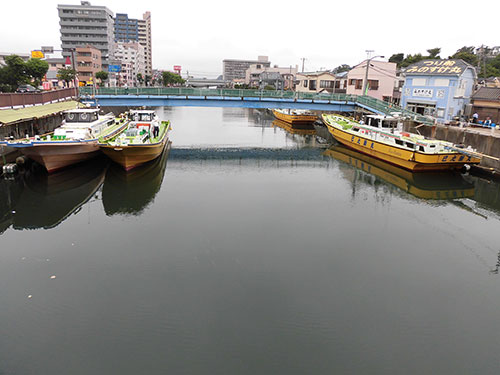 夫婦橋から臨むと右に船宿、両岸に船着場