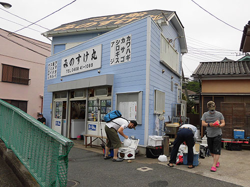 船宿の右側は一時駐車スペース