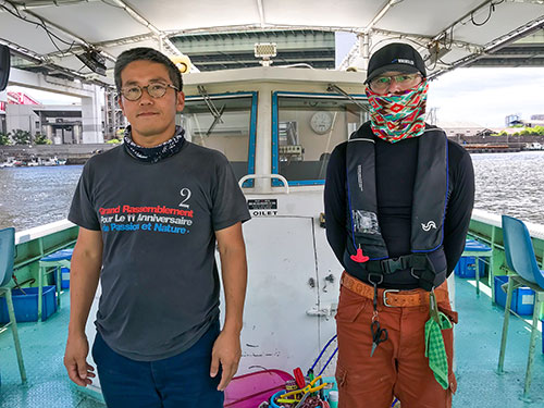芝船長(左側)と上乗りの坂手さん(右側)