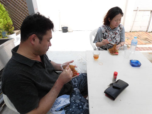 帰港後は焼きそばと冷えた麦茶に舌鼓