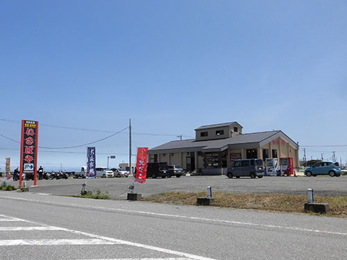 新しくできた漁協直営店『いさばや』奥が船着き場