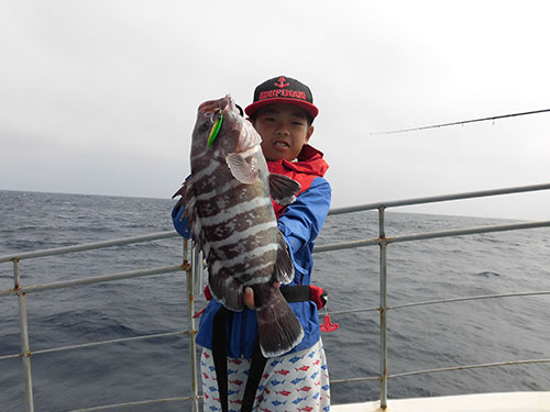 早くも魚をもつ姿がさまになっている