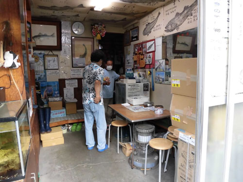 支払いは店内で一人ずつ