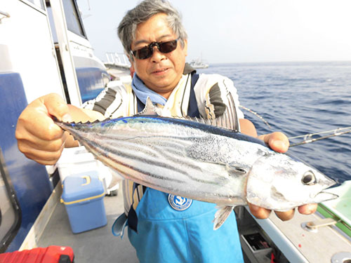 タイミングを逃さず船中1匹目!