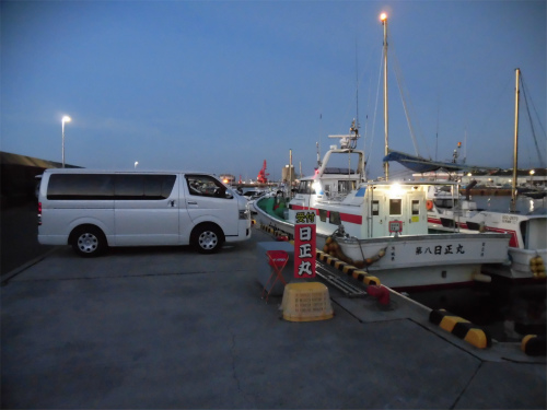 『日正丸』看板奥が駐車場