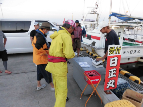 クジ引きで釣り座を決める