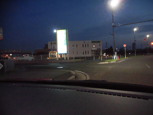 この光る大型看板を左折し寒川港に至る
