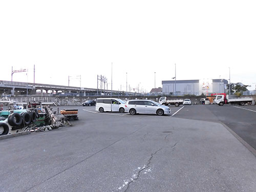 坂を下り直進、写真中央の白線内が駐車場