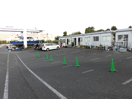 船宿前に大きな駐車場。コロナ禍の車釣行も安心