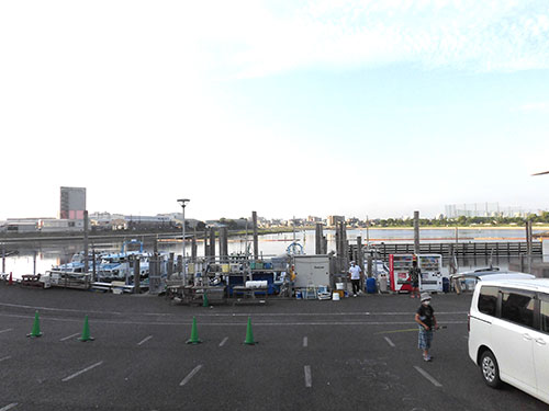 船宿目の前が桟橋になっている