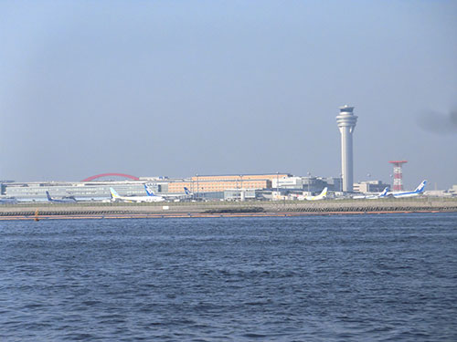 ポイントに行く途中は遊覧船。羽田空港の景色