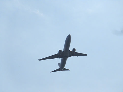 飛行機を下からこのサイズで見える
