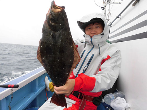 船中最初の魚は2kg弱のナイスキーパー!