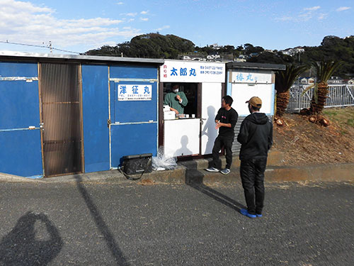 船が着くと受け付けが始まる