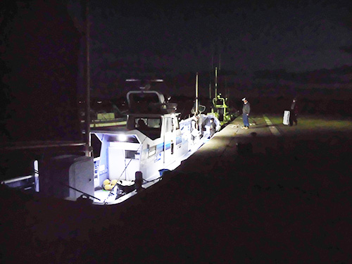 夜明け前でも乗船場所は明るい