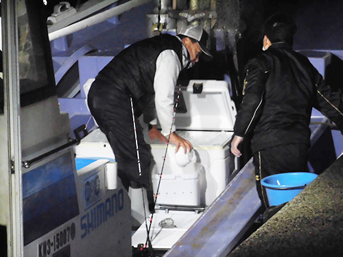 氷は船首のクーラーにある