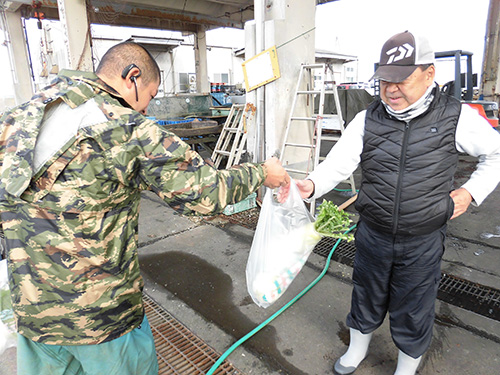 この日は地元野菜がお土産に配られた