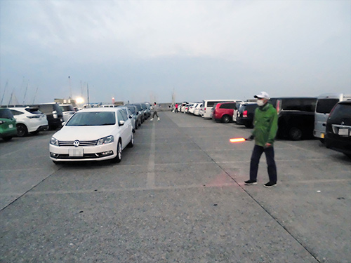 駐車場スタッフの誘導で車を停める