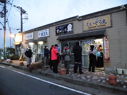 表通りに出て1人ずつ受け付け