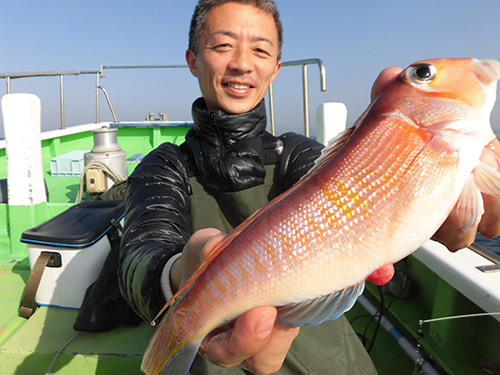 右舷ミヨシ、「4匹目です」