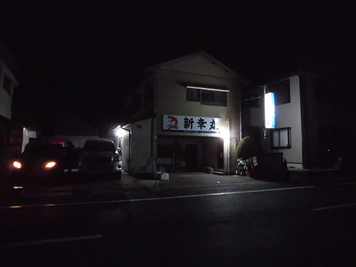 集合場所の待合所、左手が駐車場