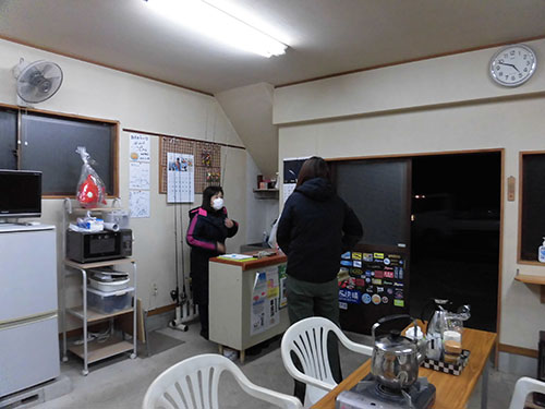一組ずつ受け付けを済ませる