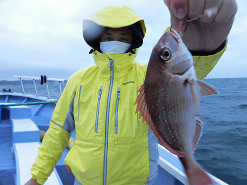 海底付近のリフト&フォールで船中1匹目