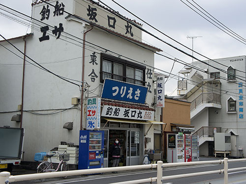 船宿で受け付け、釣り座を決める