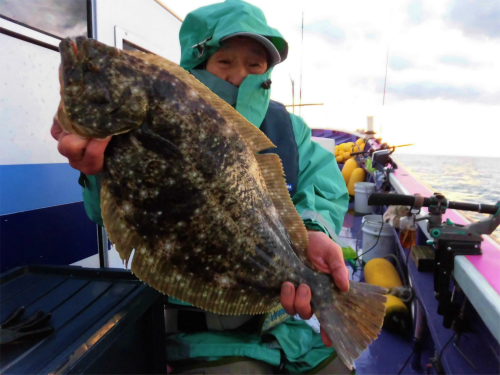 右舷胴の間でも釣れた!