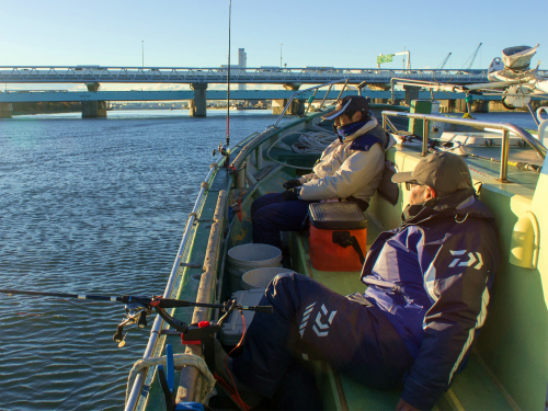 鶴見川に架かる橋を潜りながら東京湾へ